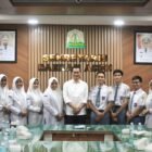Sekretaris Daerah (Sekda) Aceh, M. Nasir Syamaun, memberikan arahan saat menerima 10 siswa SMAN 2 Banda Aceh pemenang Lomba Cerdas-Cermat Empat Pilar MPR-RI 2026 Tingkat Provinsi Aceh di Ruang Rapat Setda Aceh, Banda Aceh, Selasa (11/8/2026).