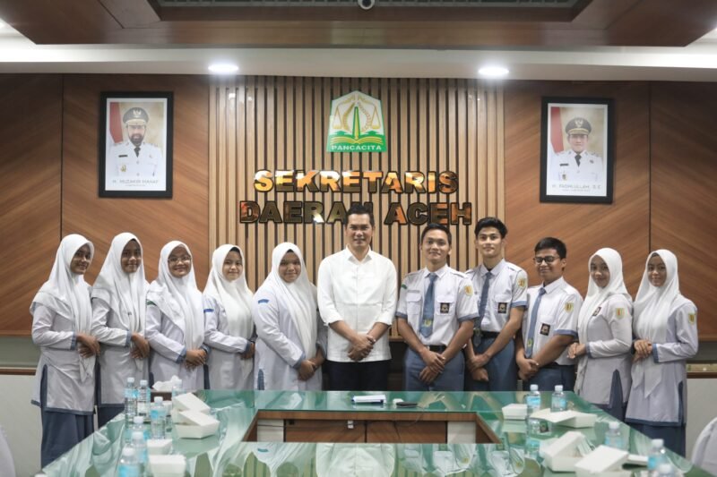 Sekretaris Daerah (Sekda) Aceh, M. Nasir Syamaun, memberikan arahan saat menerima 10 siswa SMAN 2 Banda Aceh pemenang Lomba Cerdas-Cermat Empat Pilar MPR-RI 2026 Tingkat Provinsi Aceh di Ruang Rapat Setda Aceh, Banda Aceh, Selasa (11/8/2026).