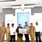 PT Bank Aceh Syariah Kantor Cabang Utama menyerahkan zakat perusahaan sebesar Rp400 juta kepada Baitul Mal Kota Banda Aceh, Senin (10/8/2026) di Pendopo Wali Kota.