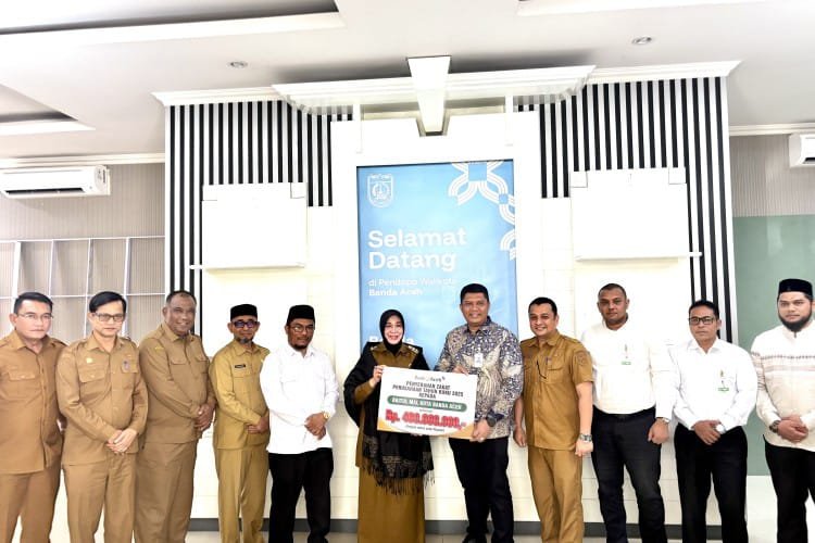 PT Bank Aceh Syariah Kantor Cabang Utama menyerahkan zakat perusahaan sebesar Rp400 juta kepada Baitul Mal Kota Banda Aceh, Senin (10/8/2026) di Pendopo Wali Kota.