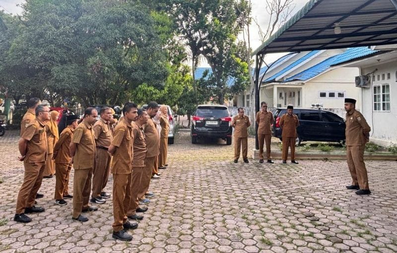 Plt. Kepala Dinas Pendidikan Dayah Kota Banda Aceh, Said Fauzan, S.STP., MA memimpin apel Senin di lingkungan dinas, Senin (10/8/2026).