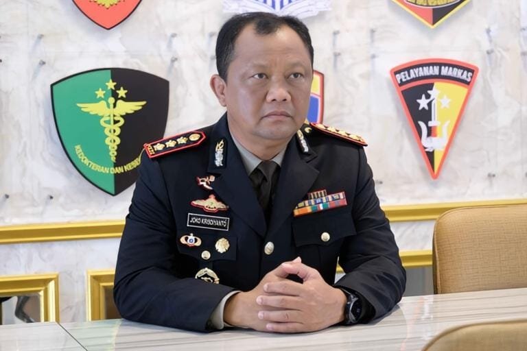 Kabid Humas Polda Aceh Kombes Pol Joko Krisdiyanto memberikan keterangan pers terkait sanksi Pemberhentian Tidak Dengan Hormat (PTDH) terhadap oknum polisi berinisial RF dan sanksi demosi terhadap Ipda FJ di Banda Aceh, Selasa (11/8/2026).