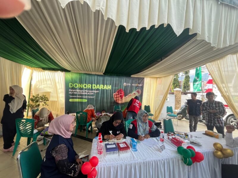 ​Direktur Utama Bank Aceh, Fadhil Ilyas, bersama jajaran manajemen dan pegawai berpartisipasi dalam kegiatan donor darah serentak memperingati HUT ke-53 Bank Aceh di Banda Aceh. Kegiatan yang berkolaborasi dengan Palang Merah Indonesia (PMI) di 26 kantor cabang ini berhasil mengumpulkan sebanyak 1.648 kantong darah untuk membantu ketersediaan stok darah masyarakat.
