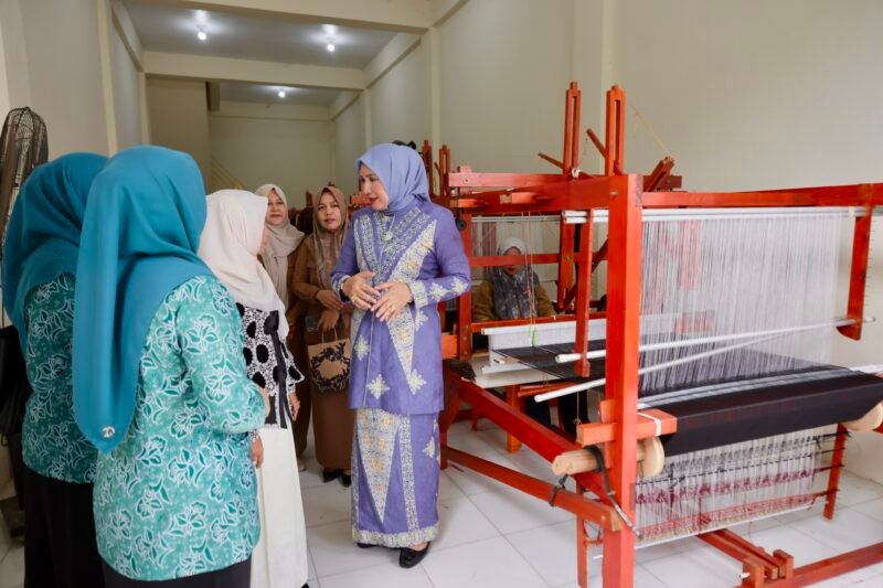 Ketua Dekranasda Aceh, Marlina Usman (Kak Na), mendampingi perajin saat meninjau sentra kerajinan tenun Yayasan Seramoe Jumpa binaan Dekranasda Bireuen di Gampong Cot Keutapang, Kecamatan Jeumpa, Bireuen, Selasa (11/8/2026). 