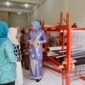 Ketua Dekranasda Aceh, Marlina Usman (Kak Na), mendampingi perajin saat meninjau sentra kerajinan tenun Yayasan Seramoe Jumpa binaan Dekranasda Bireuen di Gampong Cot Keutapang, Kecamatan Jeumpa, Bireuen, Selasa (11/8/2026). 