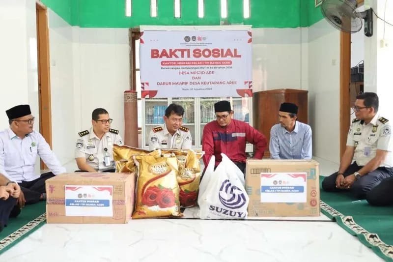 Kantor Imigrasi Kelas I TPI Banda Aceh menggelar bakti sosial pembagian sembako di Desa Mesjid Aree, Kecamatan Delima, Kabupaten Pidie dan santri Dayah Darul Maarif Pidie, Rabu.