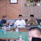 Bupati Aceh Besar H. Muharram Idris atau Syech Muharram meminta peringatan Hari Damai Aceh ke-21 tahun 2026 tidak sekadar seremonial, tetapi harus menunjukkan hasil dan manfaat perdamaian bagi masyarakat.