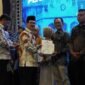 Kantor Wilayah Kementerian Hukum (Kemenkum) Aceh menyerahkan surat register Sentra Kekayaan Intelektual (Sentra KI) kepada 25 perguruan tinggi di Aceh, Selasa di Banda Aceh.