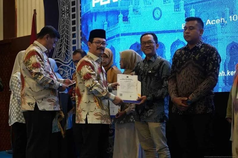 Kantor Wilayah Kementerian Hukum (Kemenkum) Aceh menyerahkan surat register Sentra Kekayaan Intelektual (Sentra KI) kepada 25 perguruan tinggi di Aceh, Selasa di Banda Aceh.