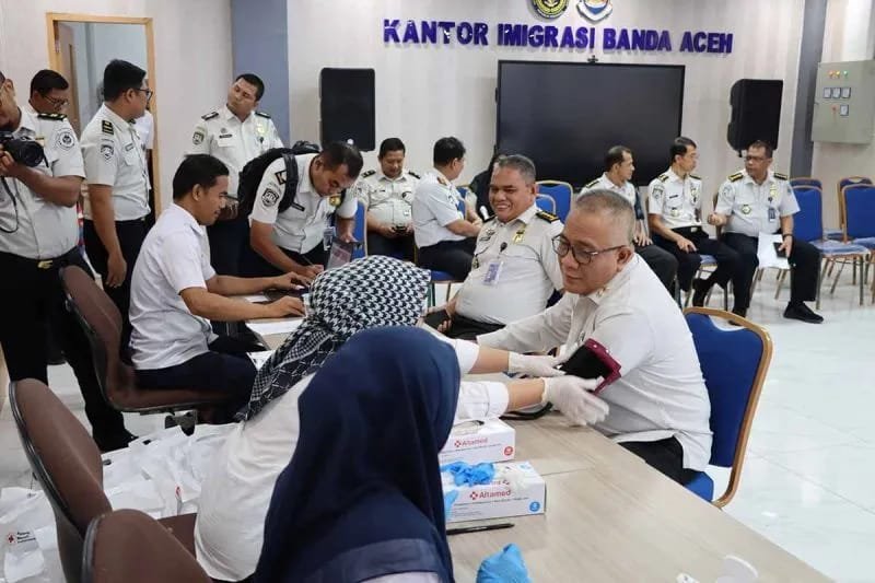 Menyambut HUT Kemerdekaan RI ke-81, jajaran keimigrasian wilayah Aceh menggelar bakti sosial donor darah di Aula Kantor Imigrasi Banda Aceh, Selasa.