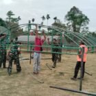 Personel Satgas TMMD ke-129 Kodim 0102/Pidie bersama warga bergotong royong menyiapkan lokasi upacara penutupan TMMD di Lapangan Bola Desa Lhok Panah, Kecamatan Sakti, Kabupaten Pidie, Rabu (12/8/2026).