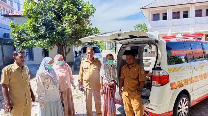 Tim Reaksi Cepat Dinas Sosial Kota Banda Aceh menangani lansia terlantar berinisial YR ±65 tahun asal Tapaktuan yang ditemukan Dishub di Terminal Keudah.