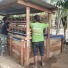 Personel Satgas TMMD ke-129 Kodim 0102/Pidie merampungkan pembangunan kandang ayam petelur dan kolam ikan lele di halaman rumah Nyak Ubit, penerima manfaat rehab RTLH di Desa Lhok Panah, Kecamatan Sakti, Pidie, Selasa (11/8/2026).