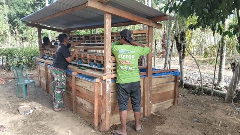 Personel Satgas TMMD ke-129 Kodim 0102/Pidie merampungkan pembangunan kandang ayam petelur dan kolam ikan lele di halaman rumah Nyak Ubit, penerima manfaat rehab RTLH di Desa Lhok Panah, Kecamatan Sakti, Pidie, Selasa (11/8/2026).