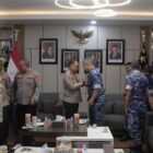 Kapolda Aceh Irjen Pol. Ruddi Setiawan (kanan) melakukan komando bersalaman bersama Komandan Lanud Sultan Iskandar Muda (SIM) saat kunjungan silaturahmi di Mapolda Aceh, Banda Aceh, Rabu (12/8/2026). Silaturahmi ini digelar guna mempererat kebersamaan dan soliditas TNI-Polri dalam memelihara stabilitas keamanan di Aceh.