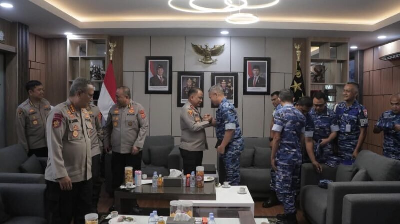 Kapolda Aceh Irjen Pol. Ruddi Setiawan (kanan) melakukan komando bersalaman bersama Komandan Lanud Sultan Iskandar Muda (SIM) saat kunjungan silaturahmi di Mapolda Aceh, Banda Aceh, Rabu (12/8/2026). Silaturahmi ini digelar guna mempererat kebersamaan dan soliditas TNI-Polri dalam memelihara stabilitas keamanan di Aceh.