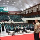 Direktur Utama Bank Aceh, Fadhil Ilyas, menyampaikan materi edukasi literasi dan keamanan keuangan digital dalam sesi talkshow pada kegiatan Pembinaan Akademik dan Karakter Mahasiswa Baru (PAKARMARU) Universitas Syiah Kuala (USK) Tahun 2026 di Gedung Academic Activity Center (AAC) USK, Banda Aceh, Rabu (12/8/2026).