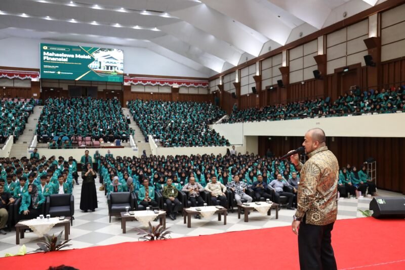 Direktur Utama Bank Aceh, Fadhil Ilyas, menyampaikan materi edukasi literasi dan keamanan keuangan digital dalam sesi talkshow pada kegiatan Pembinaan Akademik dan Karakter Mahasiswa Baru (PAKARMARU) Universitas Syiah Kuala (USK) Tahun 2026 di Gedung Academic Activity Center (AAC) USK, Banda Aceh, Rabu (12/8/2026).