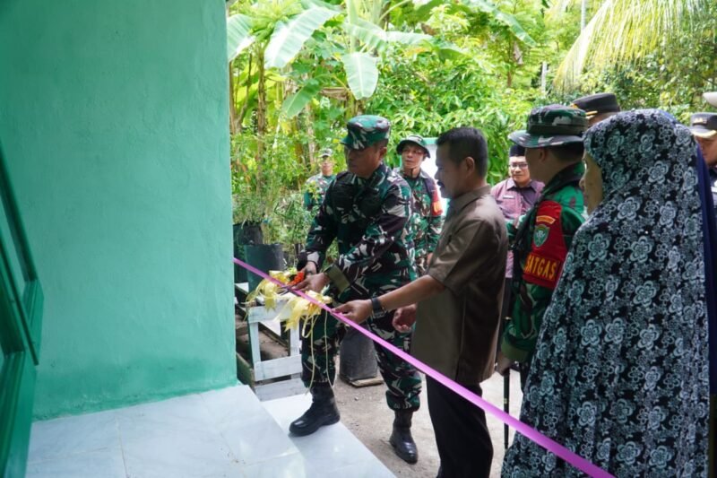 Suasana haru menyelimuti kunjungan Irdam Iskandar Muda selaku Dansatgas TMMD ke-129 Kodim 0107/Aceh Selatan ke rumah Barlian dan Salami, Kamis.