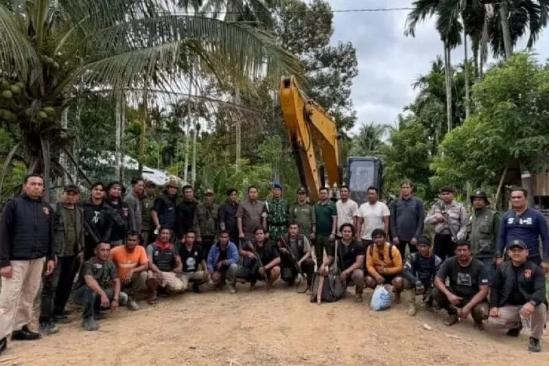 Tim gabungan Operasi PETI Seulawah mengamankan satu unit ekskavator dan tiga orang terduga penambang emas ilegal di kawasan Krueng Sikuleh, Gampong Gle Putoh, Kecamatan Panga, Kabupaten Aceh Jaya, Selasa dini hari.