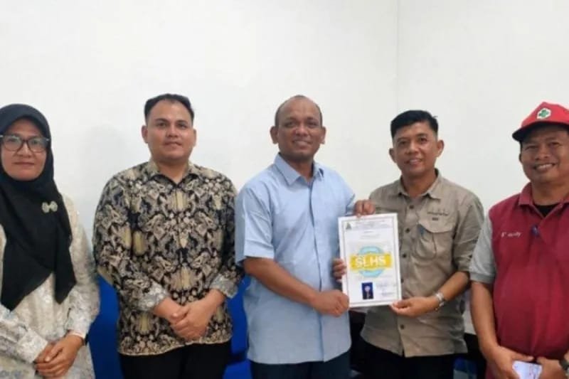 Dinas Kesehatan Kabupaten Simeulue secara resmi menerbitkan Sertifikat Laik Higiene Sanitasi (SLHS) kepada Satuan Pelayanan Pemenuhan Gizi (SPPG) Desa Latak Ayah, Kecamatan Simeulue Cut.