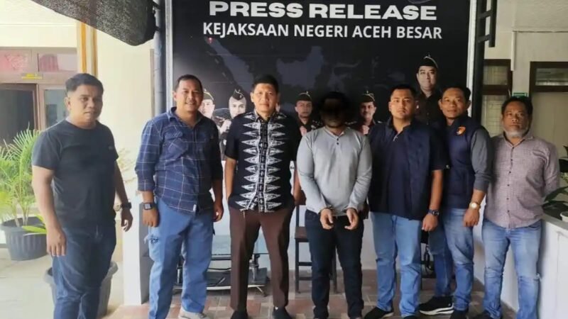 Penyidik Polsek Mesjid Raya Polresta Banda Aceh menyerahkan tersangka kasus dugaan pengancaman dan pemerasan di Bukit Lamreh, NZ (26), beserta barang bukti ke Kejaksaan Negeri Aceh Besar, Kamis 13 Agustus 2026.