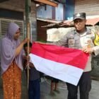 Polresta Banda Aceh membagikan ratusan bendera Merah Putih kepada warga di sejumlah lokasi dalam rangka menyemarakkan HUT ke-81 Republik Indonesia.