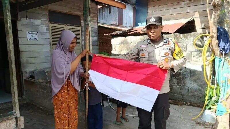 Polresta Banda Aceh membagikan ratusan bendera Merah Putih kepada warga di sejumlah lokasi dalam rangka menyemarakkan HUT ke-81 Republik Indonesia.