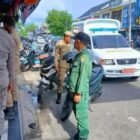 Satpol PP-WH Kota Banda Aceh bersama Tim Trantibum Kecamatan Kuta Alam melakukan penertiban penggunaan fasilitas umum di dua lokasi berbeda. Kamis 13 Agustus 2026
