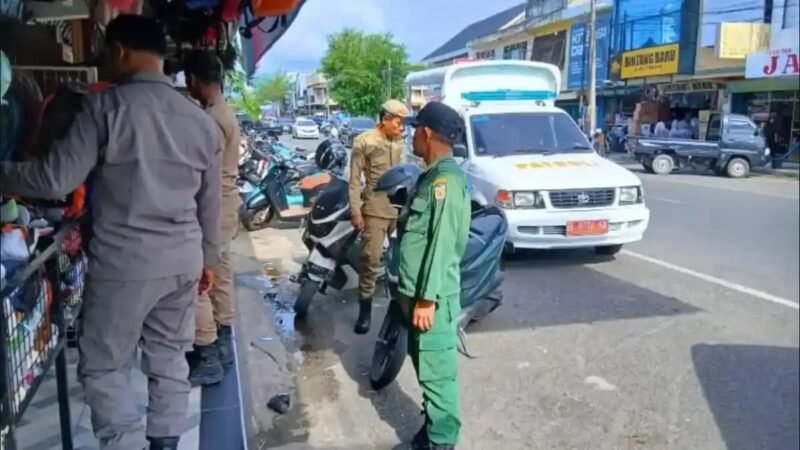 Satpol PP-WH Kota Banda Aceh bersama Tim Trantibum Kecamatan Kuta Alam melakukan penertiban penggunaan fasilitas umum di dua lokasi berbeda. Kamis 13 Agustus 2026