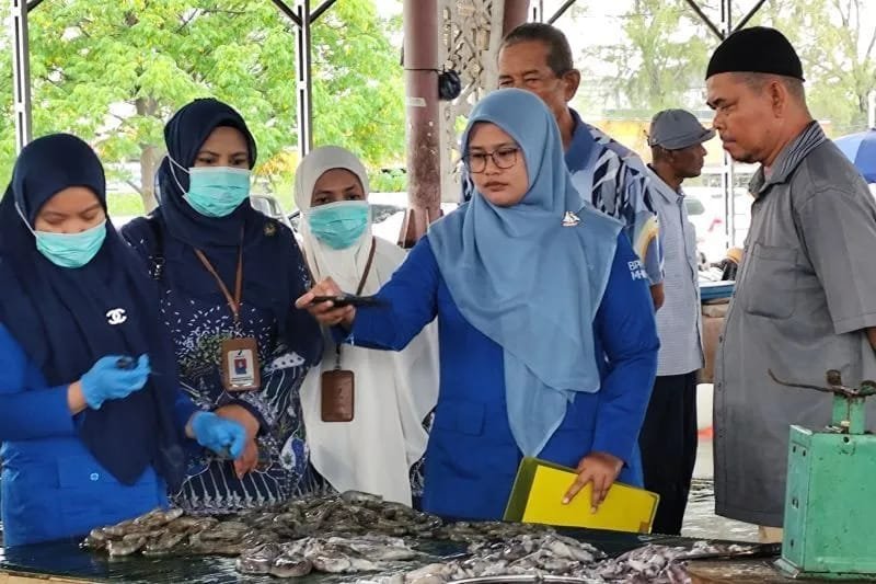 BBPOM Aceh bersama BPPMHKP memperketat pengawasan komoditas pangan segar hasil kelautan dan perikanan di pasaran Banda Aceh.