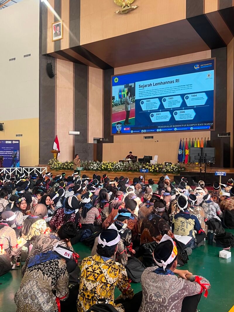 Tenaga Profesional Lemhannas RI, Caturida Meiwanto Doktoralina, Ph.D., M.Ak. (Pak Doktor), memberikan pembekalan mengenai 