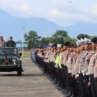 Kapolda Aceh Irjen Pol. Ruddi Setiawan bersama Kasdam Iskandar Muda Brigjen TNI Dwi Sasongko saat memimpin Apel Gelar Pasukan Penanganan Karhutla dan Pengamanan Hari Damai Aceh (HDA) ke-21 di Lanud Sultan Iskandar Muda, Blang Bintang, Aceh Besar, Jumat (14/8/2026).