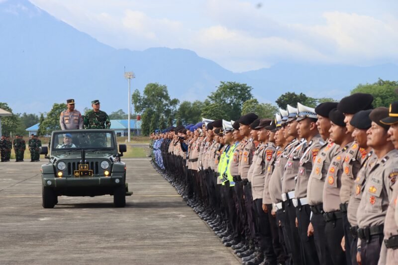 Kapolda Aceh Irjen Pol. Ruddi Setiawan bersama Kasdam Iskandar Muda Brigjen TNI Dwi Sasongko saat memimpin Apel Gelar Pasukan Penanganan Karhutla dan Pengamanan Hari Damai Aceh (HDA) ke-21 di Lanud Sultan Iskandar Muda, Blang Bintang, Aceh Besar, Jumat (14/8/2026).