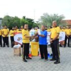 Personel Polda Aceh saat melaksanakan aksi kurve bersama membersihkan area rumah ibadah dalam rangka menyambut HUT ke-81 Kemerdekaan Republik Indonesia di Banda Aceh, Jumat (14/8/2026).