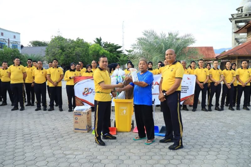 Personel Polda Aceh saat melaksanakan aksi kurve bersama membersihkan area rumah ibadah dalam rangka menyambut HUT ke-81 Kemerdekaan Republik Indonesia di Banda Aceh, Jumat (14/8/2026).
