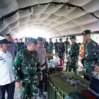 Kasdam IM Brigjen TNI Dwi Sasongko (kanan) bertindak sebagai Inspektur Apel bersama Kapolda Aceh Irjen Pol. Ruddi Setiawan pada Apel Gelar Pasukan Kesiapsiagaan Penanganan Karhutla dan Pengamanan Hari Damai Aceh di Lanud SIM, Aceh Besar, Jumat (14/8/2026).