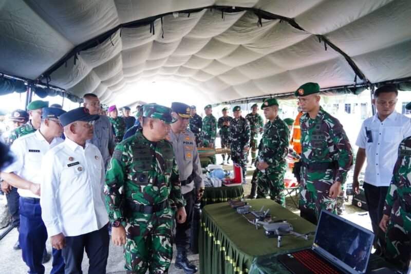 Kasdam IM Brigjen TNI Dwi Sasongko (kanan) bertindak sebagai Inspektur Apel bersama Kapolda Aceh Irjen Pol. Ruddi Setiawan pada Apel Gelar Pasukan Kesiapsiagaan Penanganan Karhutla dan Pengamanan Hari Damai Aceh di Lanud SIM, Aceh Besar, Jumat (14/8/2026).