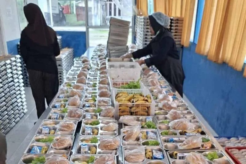 Sekitar 3.000 penerima manfaat program Makanan Bergizi Gratis (MBG) di Kabupaten Simeulue belum menerima bantuan karena Satuan Pelayanan Pemenuhan Gizi (SPPG) di wilayah 3T belum beroperasi.