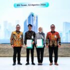 Direktur Compliance & Human Capital BSI Arief Adhi Sanjaya (kiri) melakukan kickoff dukungan Progam Magang Nasional bersama perwakilan peserta di Kantor BSI Tower Jakarta (13/8).