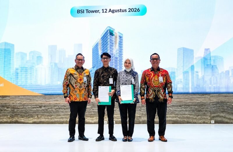 Direktur Compliance & Human Capital BSI Arief Adhi Sanjaya (kiri) melakukan kickoff dukungan Progam Magang Nasional bersama perwakilan peserta di Kantor BSI Tower Jakarta (13/8).