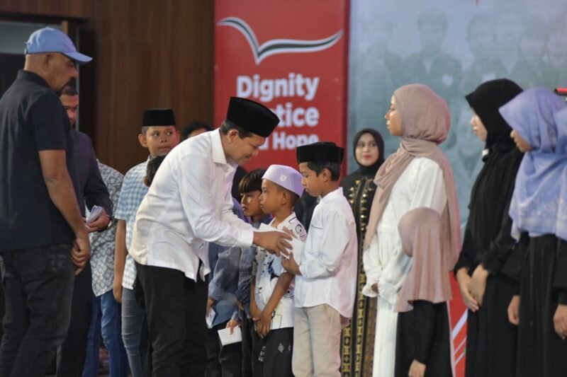 Wakil Gubernur Aceh Fadhlullah menyerahkan santunan kepada anak yatim dan sertifikat penghargaan kepada pemangku kebijakan dalam rangkaian peringatan 21 Tahun Perdamaian Aceh di Gedung Balai Meuseuraya Aceh, Banda Aceh, Sabtu (15/8/2026).