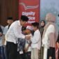 Wakil Gubernur Aceh Fadhlullah menyerahkan santunan kepada anak yatim dan sertifikat penghargaan kepada pemangku kebijakan dalam rangkaian peringatan 21 Tahun Perdamaian Aceh di Gedung Balai Meuseuraya Aceh, Banda Aceh, Sabtu (15/8/2026).