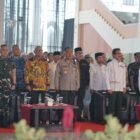 Momen peringatan Hari Damai Aceh (HDA) ke-21 di Balai Meuseuraya Aceh, Banda Aceh, Sabtu (15/8/2026). Acara yang dihadiri Kapolda Aceh Irjen Pol. Ruddi Setiawan, jajaran Forkopimda, serta perwakilan negara sahabat ini diwarnai dengan penyerahan penghargaan perdamaian dan prosesi pelepasan merpati putih sebagai simbol komitmen menjaga keamanan di Bumi Serambi Mekkah.
