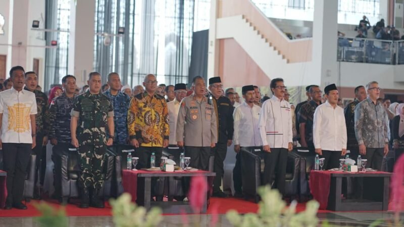 Momen peringatan Hari Damai Aceh (HDA) ke-21 di Balai Meuseuraya Aceh, Banda Aceh, Sabtu (15/8/2026). Acara yang dihadiri Kapolda Aceh Irjen Pol. Ruddi Setiawan, jajaran Forkopimda, serta perwakilan negara sahabat ini diwarnai dengan penyerahan penghargaan perdamaian dan prosesi pelepasan merpati putih sebagai simbol komitmen menjaga keamanan di Bumi Serambi Mekkah.