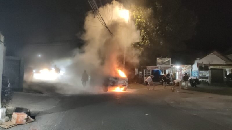 Satu unit Toyota Fortuner terbakar di kawasan Geuce Kayee Jato, Banda Aceh, Sabtu (15/8/2026) malam. Tidak ada korban jiwa dalam peristiwa tersebut.