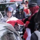 Wali Kota Banda Aceh Illiza Sa'aduddin Djamal melakukan _kick-off_ Gerakan Pembagian Bendera Merah Putih di depan Masjid Raya Baiturrahman, Jumat (15/8/2026).