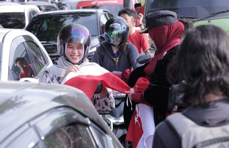 Wali Kota Banda Aceh Illiza Sa'aduddin Djamal melakukan _kick-off_ Gerakan Pembagian Bendera Merah Putih di depan Masjid Raya Baiturrahman, Jumat (15/8/2026).