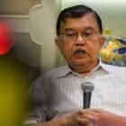 Wakil Presiden RI ke-10 dan ke-12, Jusuf Kalla (JK), memberikan tanggapan terkait bentrokan yang pecah saat peringatan 21 tahun Hari Damai Aceh di depan Masjid Raya Baiturrahman, Kota Banda Aceh, Sabtu (15/8/2026).