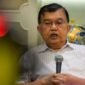 Wakil Presiden RI ke-10 dan ke-12, Jusuf Kalla (JK), memberikan tanggapan terkait bentrokan yang pecah saat peringatan 21 tahun Hari Damai Aceh di depan Masjid Raya Baiturrahman, Kota Banda Aceh, Sabtu (15/8/2026).